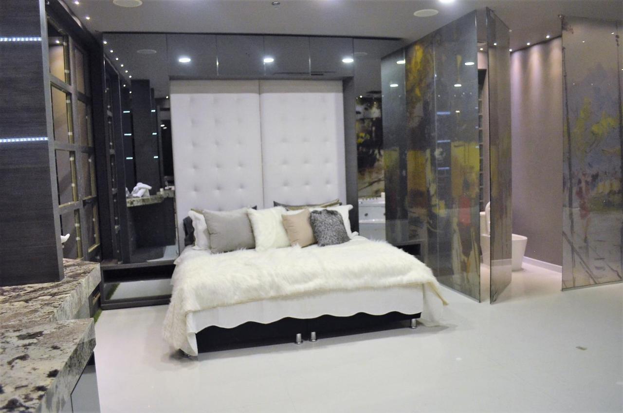 Hotel Paris Luxury Suites Medellin Room photo